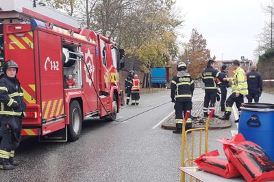100 liter svovlsyre blev renset op fra Sjællandsgade, efter en palletank med den giftige syre var væltet af en lastbil på ved ind til slagteriet Danish Crown.