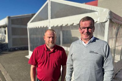 Der bliver produceret masser af forskellige telte og presenninger på Kibæk Presenning, hvor det dog ved dagens besøg primært skal handle om festtelte.