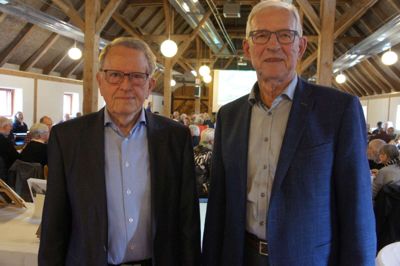 Syssel er en administrativ inddeling af Danmark fra Middelalderen, og Hardsyssel dækkede stort set det senere Ringkøbing Amt. På historiens dag mødtes to af dem, der politisk har arbejdet med området, og som kom fra det tidligere Hammerum Herred, det største herred i Hardsyssel, nemlig tidligere regionsrådsmedlem Ove Nørholm (tv) og tidligere amtsborgmester Knud Munk Nielsen. Foto: Hans Herping