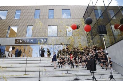 Sådan så det ud i august 2023, da Guldmine-børnene fejrede deres nye skole i Dream 99, hvor FCM har sit hovedkvarter. I weekenden blev bygningen sammen med Sportscenter Ikast udsat for hærværk.