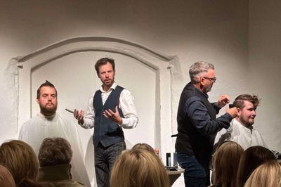Frisørerne Benjamin Higgins (t.v.) og Palle Freese havde taget turen til Aulum for at vise klippe- og barberteknikker frem for de fremmødte frisører.