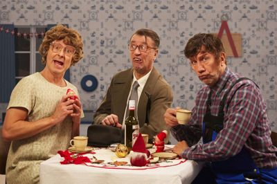 <em id="emphasis">Christian Damsgaard (til venstre), Gordon Kennedy (i midten) og Jesper Lohmann (til højre) spiller rollerne som blandt andre ægteparret Oluf og Gertud Sand samt Benny, når "The Julekalender" har premiere om tre ugers tid.</em>