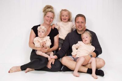 Forældrene Susan og Kenneth Lohff Blomstrand med deres piger Flora (fra venstre), Lilje og Anemone. Da Anemone var et år, ønskede forældrene at hjemmetræne hende. Familien gav dog op efter et besværligt sagsforløb. Foto: Privatfoto