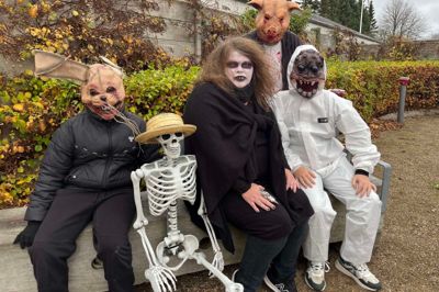 Gustav Gammelager (til venstre), Helle Gammelager (siddende i midten), William Gammelager og Brian Susgaard (stående) er alle vilde med halloween. Derfor tilbragte de med glæde adskillige timer i oktoberkulden, hvor de i »slagterrummet« forskrækkede de besøgende. Der var sat en aldersgrænse, så publikum skulle være mindst 13 år for at besøge slagtehuset.