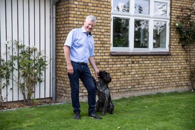 Tom Uldahl Christiansen- her med familiens ruhårede hønsehund Ella - er som 67-årig sprunget ud som ledelseskonsulent.
