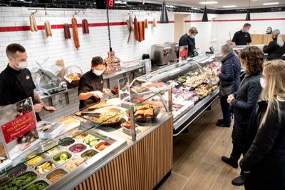 Der er ikke noget i vejen med kundetilstrømningen til den nu snart lukkede slagterbutik på Bredgade i Herning. Billedet er fra åbningsdagen 29. oktober 2020.