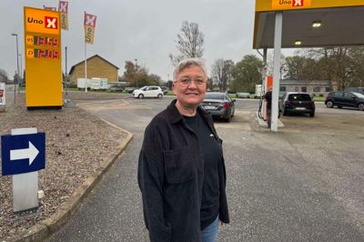 »Bonus«-skiltet er væk på tankstationen Uno-X i Vildbjerg. Nu lyser de gule Uno-X skilte over både tankene og ved pris-pylonen ud mod vejen.