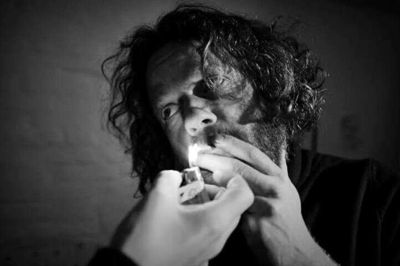 Flemming Lund tænder op for endnu en hjemmerullet cigaret. Foto: Kristian Arnesen