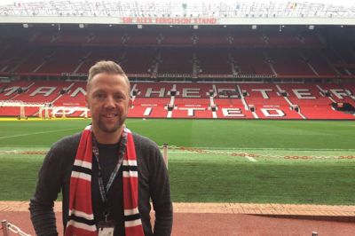 Som sportsjournalist har Ole Bitsch med egne ord »stor sympati og massiv interesse« for de lokale sportsklubber. Men det private sportshjerte har siden 1990 banket ekstra hårdt for engelske Manchester United, som han drømmer om igen snart at kunne følge til en hjemmekamp på Old Trafford.