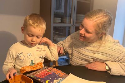 Anne Kathrine Storm begyndte i maj at hjemmetræne sin søn Anker Storm, der har diagnosen infantil autisme. Meget af træningen er rettet mod at udvikle drengens mangelfulde sprog. For eksempel ved hjælp af billeder. Foto: Privatfoto