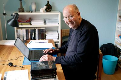 63-årige Jens Jørgen Hansen er tidligere lektor i fysik og matematik på Herning Gymnasium - og så er han romanforfatter.