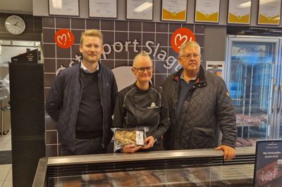 De kontroversielle frikadeller har nået folketingssalen. Fra venstre: Folketingsmedlem Peter Kofod (DF), slagtermester Lene Hammer Larsen og byrådsmedlem i Ikast-Brande Kommune, Mikael Würtz (DF).
