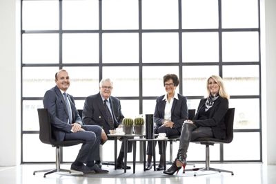 I midten ses John Kjærgaard Grosbøl og Tove Harriet Grosbøl, mens parrets to børn, Michael og Susie Grosbøl, er på flankerne. Familien har haft enorm succes med familiefirmaet Mascot, som nu afdøde John Kjærgaard Grosbøl stiftede i 1982. I dag har virksomheden over 4000 ansatte og en omsætning på omkring to milliarder kroner. Foto: Mascot