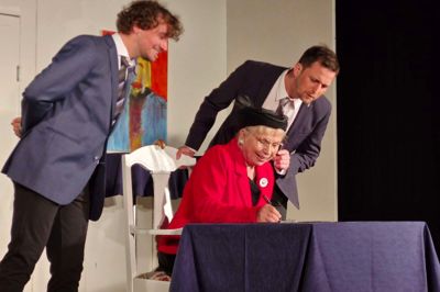 Tronskiftet var også med i Aulum Revyen - spillet af Tobias Andersen, Jonas Farcinsen og Kirsten Sand.