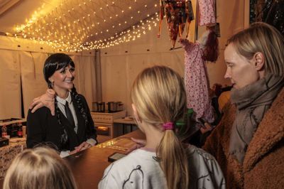 I boden på møllepladsen kunne publikum købe pandekager, varme drikke og blodigt slik. På billedet ses Stina Rohde, der alle årene har været med til arrangere halloween. Hun var klædt ud som Wednesday Addams - en figur fra filmen »Familien Addams«.