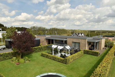 Ugens bolig ligger på Højgårdvænget i Tjørring, og det er meget velholdt både ude og inde, fortæller Nybolig Herning, der har huset til salg. Med huset får man også en 42 kvadratmeter stor carport med indbygget redskabsrum.