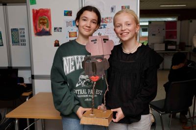 Carla Skov Lauridsen (t.v.) og Klara Johnsson fra 7.A på Ikast Nordre Skole vil give kunst en større plads i byen. De har deres egne bud på, hvilken kunst det kunne være.