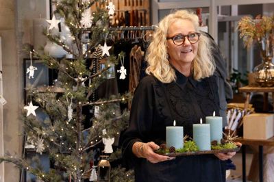 Dorthe Emilie Jensen - også kendt som Moster D - og sønnen Mads-Emil Jensen har designet deres egne LED-lys, der har navnet Nordic Flame. Lysene går som varmt brød på det tyske marked, og så fås de i interiørbutikken på Industrivej Syd i Birk.