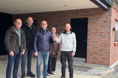 På dette cirka et år gamle foto får sognepræsten overdraget nøglerne til den nye præstebolig i Vinding. Fra venstre ses <em id="emphasis">formanden for byggeudvalget, Ivan Thomsen, formanden for Vinding Menighedsråd, Leif Lærke, sognepræst Morten Mouritzen, formanden for Vind Menighedsråd, Maria Gammelvind og byggeleder Per Uhrbak, K2Huset.</em>