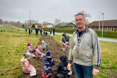 - Formålet er, udover at det gerne skulle forskønne byen de næste mange år, at give sammenhængskraft og medejerskab i det vi har i byen, forklarer Erik Nielsen fra borgerforeningen.