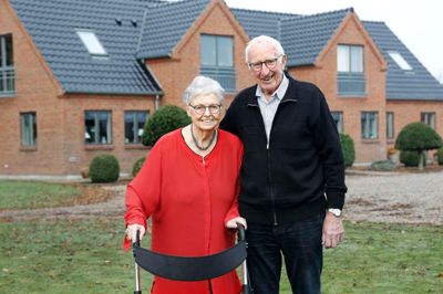 Gerda og Erik Vestergaard drev i 35 år landbrug på Thorupvej ved Sunds. Dengang var det en ejendom med stråtækt stuehus. Sønnen Jens har overtaget slægtsgården, som de stadig besøger med stolthed - nu med moderne svineproduktion og bolig.