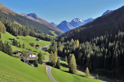 På en af vores udflugter rammer vi Davos, hvor det årlige møde i World Economic Forum finder sted. Davos er også den højest beliggende købstad i Europa.