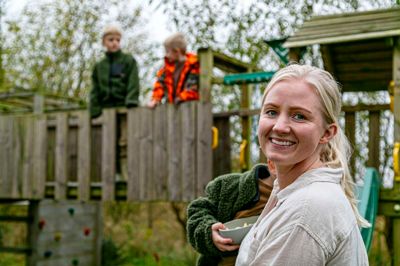 Betina Brinch Erlandsen har været hjemmegående i otte år og efterlyser en bedre familiepolitik i Danmark. »Politikerne vil gerne have mødrene hurtigst muligt tilbage på arbejde, efter barnet er født. Men jeg vil gerne selv være den vigtigste omsorgsperson i børnenes liv, og det føles helt forkert at sende sit barn så tidligt af sted«, siger hun.
