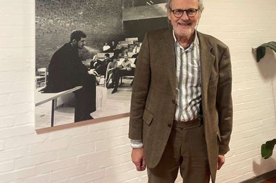 Historiker Steen Ivan Hansen kunne ikke undgå at bemærke de mange fotostater på væggene i Højhuset med motiver fra den daværende højskoles start i 1960’erne, som var emnet for hans foredrag. Foto: Højhuset Kulturhotel