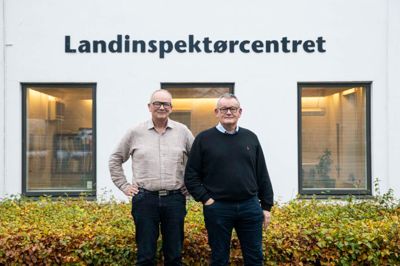 Brødrene Søren Daniel Kristensen (t.v.) og Arne Daniel Kristensen har stået i spidsen for Landinspektørcentret siden 1993, og selvom de nu har solgt forretningen, forventer de at fortsætte arbejdet længe endnu.