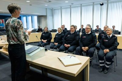 Borgmester Dorte West uddelte tirsdag Herning Kommunes pris for frivilligt arbejde 2024 til de frivillige ved Brand & Redning Midtvest.