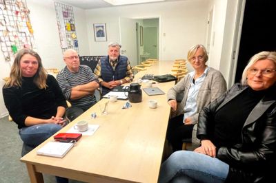 Kandidaterne på liste 2 er fra venstre, Birgitte Rye Christensen, Ole Nørgaard Andersen, Hans Jørgen Mikkelsen og til højre: Bagerst Mie Sylvestersen-Platz og Winnie Bedsted. Der er kun ni sogne i hele Danmark, hvor der er kampvalg, som holdes 19. november. Ud af de otte pladser skal tre findes i Gludsted og fem i Ejstrupholm.