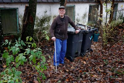 Christian Kjær Jørgensen ved de affaldscontainere, som han fik udleveret for nogle år siden, og som han aldrig har brugt. Han skønner, at han ikke har fået hentet affald i de seneste 10 år.