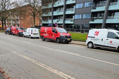 En læser undrer sig over, at håndværkerne må parkere ved skilt, der viser, at standsning og parkering er forbudt her på Sønderagervej, hvor blokkene er i gang med at blive renoveret.