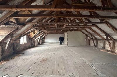 Til næste år skal Quang Ramsing Fleurets kunder finde ind i gågaden, hvor han både vil tatovere og male sine værker på denne rustikke tagetage.