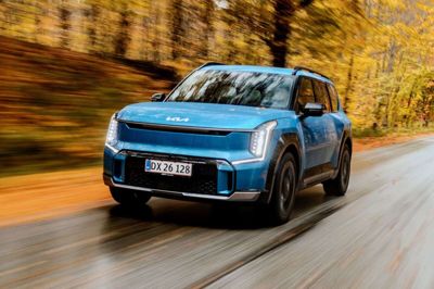 Den elektriske topmodel fra Kia, EV9, fås nu langt billigere end før. Der er nye varianter og generelt lavere priser, så startprisen nu er 449.999 kroner. (PR-foto). Pr-Foto Kia./Ritzau Scanpix