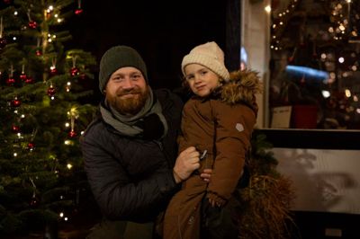 Mads Christensen og datteren Clara var for første gang til juletræstænding i Vildbjerg. Familien, der også tæller hans kone og en datter på et år, flyttede til byen for fire år siden. - Vi skal også med næste år, når byens juletræ bliver tændt, sagde han.