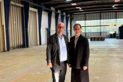 Jan Ørum Vermø og Julie Vermø var lutter smil, da de fik lov til at fortælle nyheden om deres projekt på Engdahlsvej, hvor der bliver ny restaurant og koncertsal over for Hotel Dolphin.
