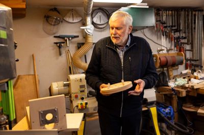 Arne Ringgård Lauridsen i sit værksted, hvor han fremtryller de mest imponerende ting i træ - ofte hjulpet på vej af værktøj, som han selv har fremstillet til lejligheden.