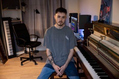 I jagten på at få et gennembrud satte Lucas Hjøllund sig selv det ambitiøse mål at skrive én sang om dagen i helt år. Det lykkedes han med. Og i dag kan man blandt andet høre den 25-åriges musik i store internationale tv-produktioner.