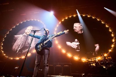 Forsanger for Dizzy Mizz Lizzy, Tim Christensen, bød velkommen til fødselsdagsfest i Jyske Bank Boxen lørdag aften.