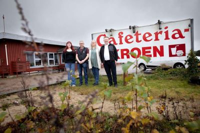 Skiltet ved hovedvejen A13 ligner sig selv, men det er et nyt hold, der fra den 1. januar får ansvaret for at drive Cafeteria Kroen videre. Fra venstre er det daglig leder Naomi Faaborg, ny indehaver Finn Jørgensen, sælger Alice Sørensen samt weekendmedhjælper og kok Lars Kragelund Pedersen.