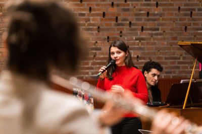 Intens øjenkontakt og håndtegn bandt den eksperimenterende koncert sammen og skabte et stemningsfuldt musikalsk mødested i Højhusets sal. Foto: Lukas Bjørn