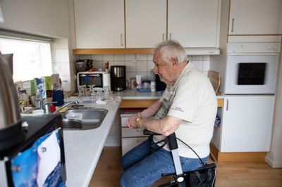 Jens Henriksen føler sig ensom i sin lille lejlighed på Thrigesvej. Den 96-årige mand vil gerne på plejehjem, hvor der er lidt flere at tale med. Selv siger han, at han bruger de fleste dage med at kigge ud ad køkkenvinduet.