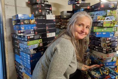 Projektleder Dorthe Dyreholt modtog i sidste uge en kæmpe donation af legetøj fra Lego. Det kommer nu børnefamilier i Herning-området til gavn, når Herning Care deler julehjælp ud.