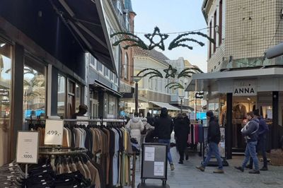 De snævre hyggelige handelsgader i Lemvig tiltrækker både lokale og som her en gruppe tyske turister selv en småkold dag i november. Omkring en fjerdedel af butikkernes omsætning kommer fra turisme.