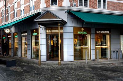 Siden 1984 er der solgt Rolex-ure i butikken i Bredgade 20, men nu er samarbejdet sagt op, og de sidste ure bliver leveret i juni 2025.