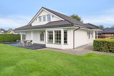 På Hørmarken 180 i Hammerum finder man denne charmerende træbolig med plads til hele familien på de 195 boligkvadratmeter. Og der er - næsten - garanti for legekammerater, for i villakvarteret er de fleste naboer børnefamilier.
