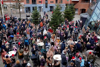 Om formiddagen lørdag 23. november vækkes julemanden traditionen tro på torvet foran MCH Herning Kongrescenter.