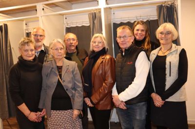 Først meget tæt på klokken 22 blev der sat endeligt navn på de otte nye medlemmer i Ejstrupholm-Gludsted Menighedsråd. Det er bagest fra venstre: Torben Pedersen (liste 1, Gludsted); Jens Erik Skals (liste 1, Ejstrup) og Birgitte Rye Christensen (liste 2 Ejstrup). Forrest fra venstre: Helene Hansen (liste 1 Gludsted); Dora Laursen (liste 1, Ejstrup); Winnie Bedste (liste 2 Gludsted); Gunnar Kviesgaard (liste 1, Ejstrup) og Anette Magnussen (liste 1 Ejstrup).