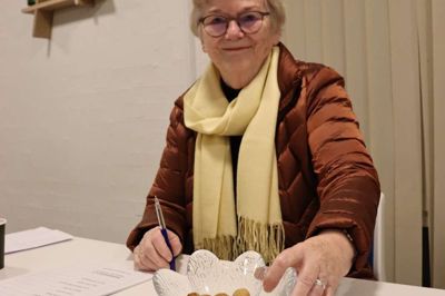 Ellen Andreasen havde styr på formaliteterne ved tirsdagens menighedsrådsvalg i Ejstrupholm og Gludsted. Hun takkede af efter 17 år med hjemmebagte pebernødder.